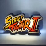 3. Logo lumineux Street Fighter II en LED avec design coloré et effet rétro, parfait pour décoration gaming ou collectionner.