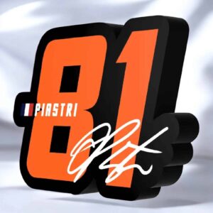 Réplique lumineuse 3D de la voiture de course de la Formule 1, avec logo et signature autographiée, conçue pour décorer et illuminer les espaces avec style et passion auto.