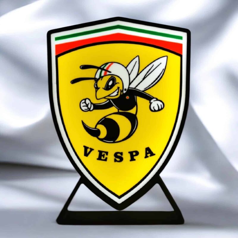 1743709825.jpeg Vespa Logo en création lumineuse 3D avec une abeille stylisée sur fond blanc satinée. Lampe LED innovante illustrant un design lumineux personnalisé pour décoration intérieure ou collection.