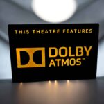 LED lumineuse 3D avec logo Dolby Atmos, création originale pour décoration intérieure ou affichage promotionnel, éclairage ambiant et design innovant.