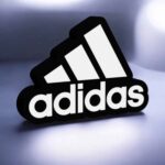 Lumière LED de logo Adidas en 3D, création originale avec éclairage lumineux pour décoration ou cadeau personnalisé.