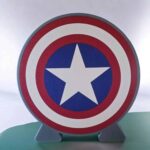 Capteur de lumière LED en forme de bouclier Captain America, fabriqué en impression 3D, lumineux et décoratif, parfait pour une décoration originale et geek.
