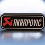 Logo lumineux 3D d'Akrapovic avec éclairage LED, créé par Infinity 3D Print, idéal pour personnaliser les motos ou véhicules avec un design lumineux unique.