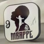 Nerf noir et blanc avec silhouette d'un enfant en plein mouvement, logo du Real Madrid, signature et numéro 9, création lumineuse 3D inspirée du football, lampe LED design et personnalisée.