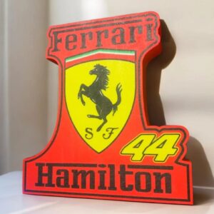 Écusson décoratif Ferrari et Hamilton en impression 3D avec LED, éclairage lumineux de haute qualité pour personnaliser votre espace ou collection automobile.