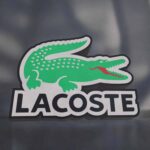 Couvre logo Lacoste 3D lumineux avec crocodile vert et texte noir en relief, idéal pour décoration ou personnalisation.