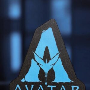 Vitrine d'une lampe LED 3D représentant le logo du film Avatar, conçue par Infinity 3D Print, illuminée en bleu avec un fond sombre.