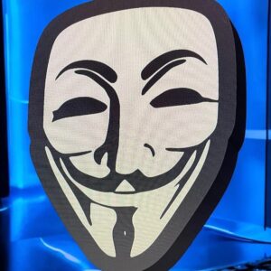 Masque de Guy Fawkes lumineux, lampe LED décorative 3D conçue par Infinity 3D Print, idéale pour une ambiance mystérieuse ou pour les fans de la culture hacker et anti-establishment.