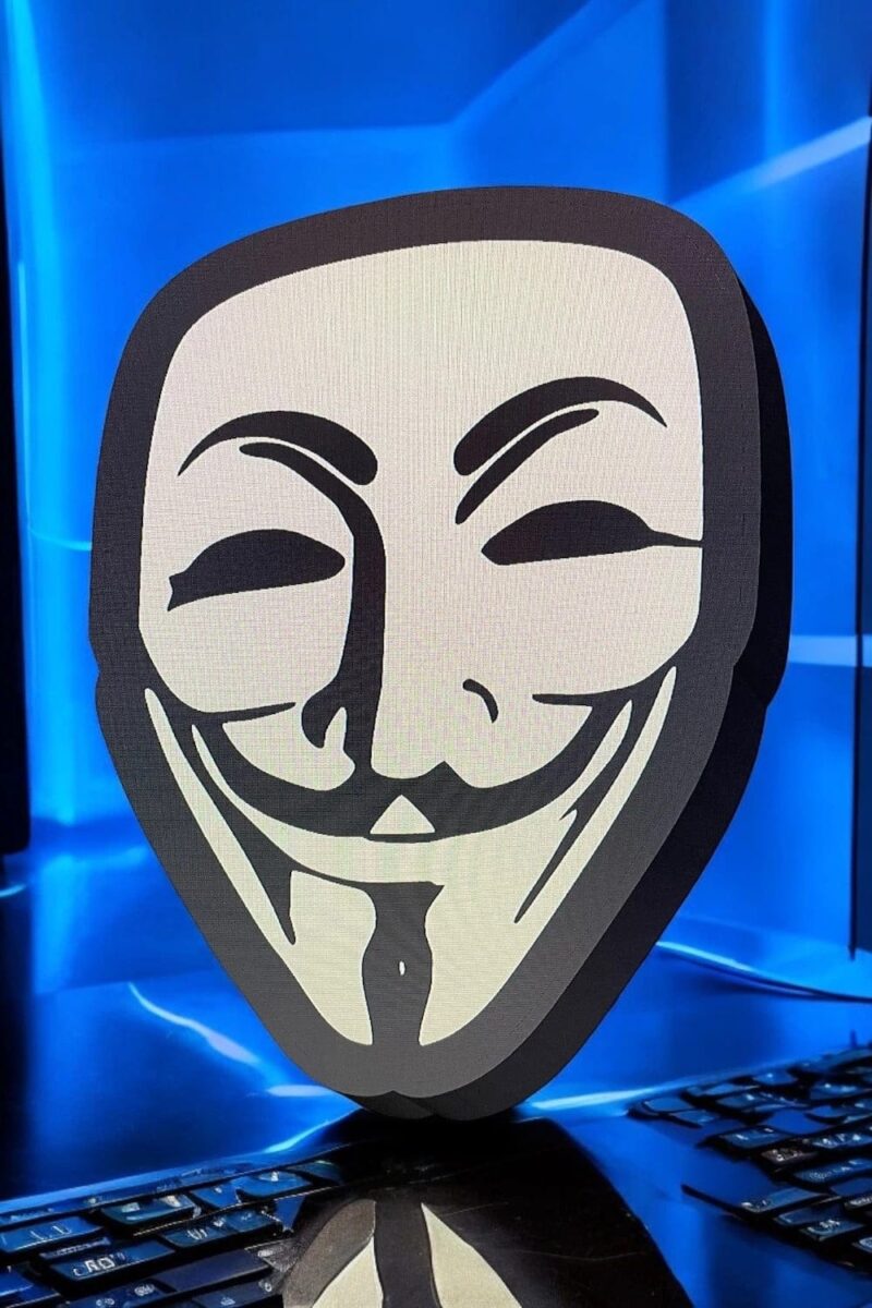 Masque de Guy Fawkes lumineux, lampe LED décorative 3D conçue par Infinity 3D Print, idéale pour une ambiance mystérieuse ou pour les fans de la culture hacker et anti-establishment.