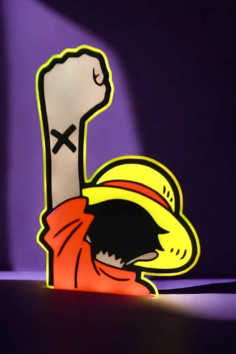 1744017049.jpeg Batman x Luffy affiche lumineuse LED, décoration moderne en 3D, création personnalisée, lampe design pour chambre enfant ou espace gaming, ambiance colorée et originale, made in France.