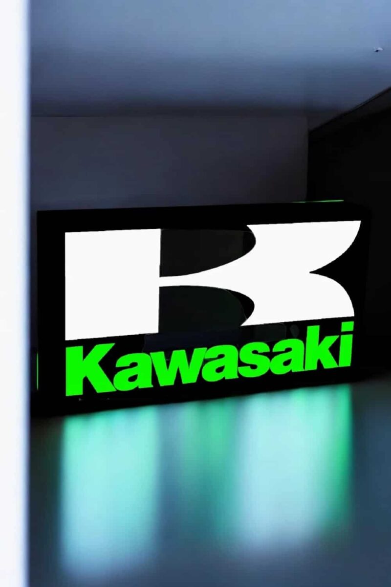 Kawasaki lampe LED lumineuse 3D, création artistique moderne, éclairage personnalisé, design innovant, déco intérieure, illumination colorée, objet lumineux 3D, ambiance originale, décoration futuriste, objet décoratif LED, lumière design, pièce unique, art lumineux, cadeau original.