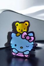 Paire de lampes LED 3D en forme de Hello Kitty et Ourson, créatrices de lumières multicolores, parfaites pour une décoration ludique et lumineuse pour enfants ou fans de personnages kawaii.