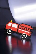 Lampe LED en forme de camion de pompier 3D lumineuse pour décoration intérieure, conçue avec impression 3D, idéale pour une ambiance chaleureuse et originale dans une pièce, avec éclairage moderne et artistique.