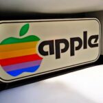 Apple logo rétro avec bandeaux colorés lumineux - création lumineuse 3D LED, design unique, décoration moderne, lampe LED vintage, idée cadeau originale, décoration intérieure, artistique et personnalisée.