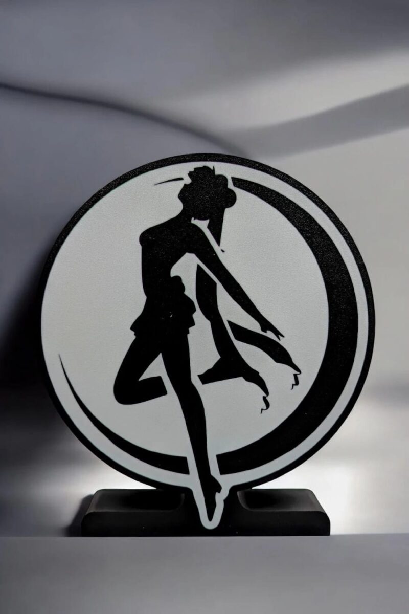 Silhouette de femme nageuse en 3D lumineuse LED noir et blanc, création artistique originale fabriquée avec impression 3D, idéale comme lampe décorative ou objet design moderne.