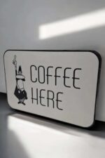 Coffre lumineux avec panneau "Coffee Here" et dessin d’un homme barista.