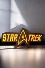 Star Trek éclairage LED 3D, lampe décorative lumineuse avec logo emblématique, création unique en impression 3D pour fans de science-fiction et collectionneurs.