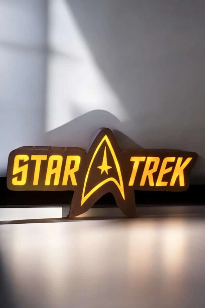 1744299464.jpeg Star Trek éclairage LED 3D, lampe décorative lumineuse avec logo emblématique, création unique en impression 3D pour fans de science-fiction et collectionneurs.