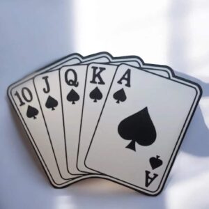 10 de pique, valet, dame, roi et as de pique, en impression 3D, représentant un jeu de cartes, avec un design monochrome noir et blanc, parfait pour décorer ou collectionner.