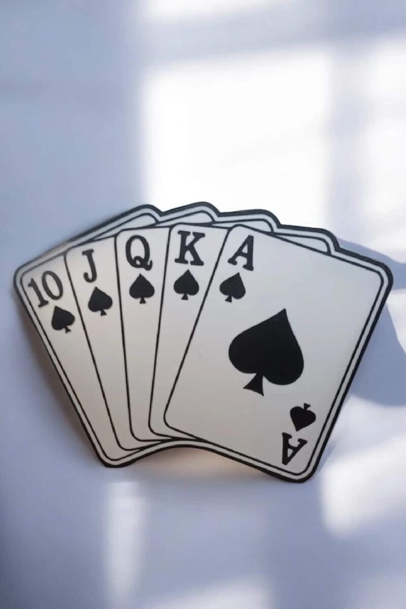 10 de pique, valet, dame, roi et as de pique, en impression 3D, représentant un jeu de cartes, avec un design monochrome noir et blanc, parfait pour décorer ou collectionner.