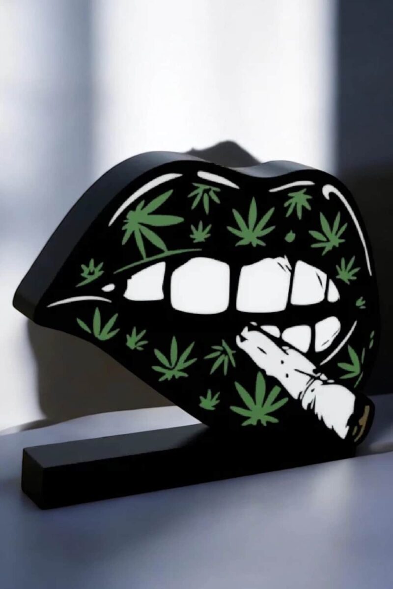 Lampe LED en forme de lèvres avec motifs de feuilles de cannabis luminisées en 3D.