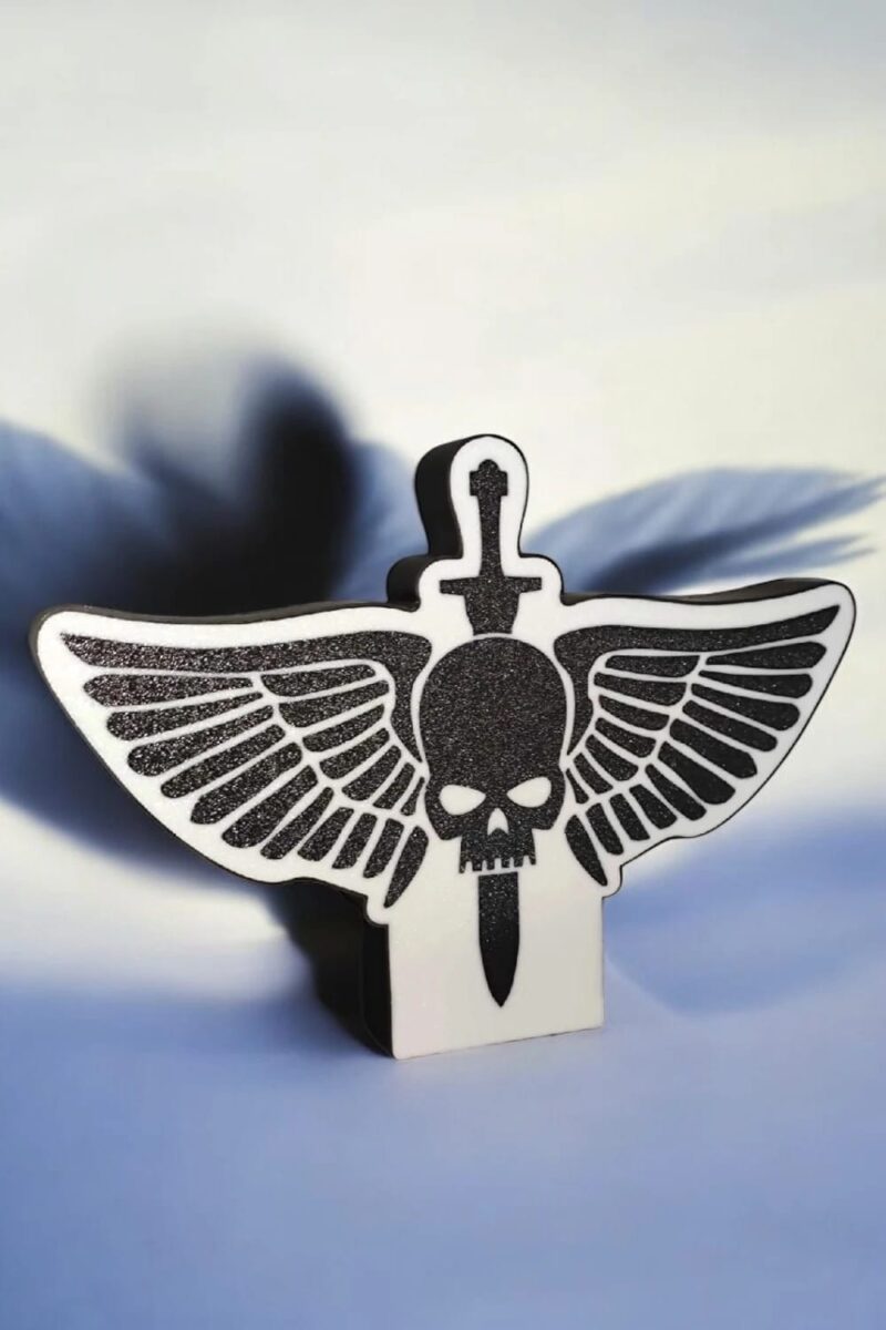 Tigre ailé avec un crâne et une épée, création lumineuse en 3D, design unique, lampes LED modernes, décoration murale originale, objet d'art en impression 3D, décoration intérieure tendance.