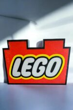 lampe led LEGO brique sur fond rouge