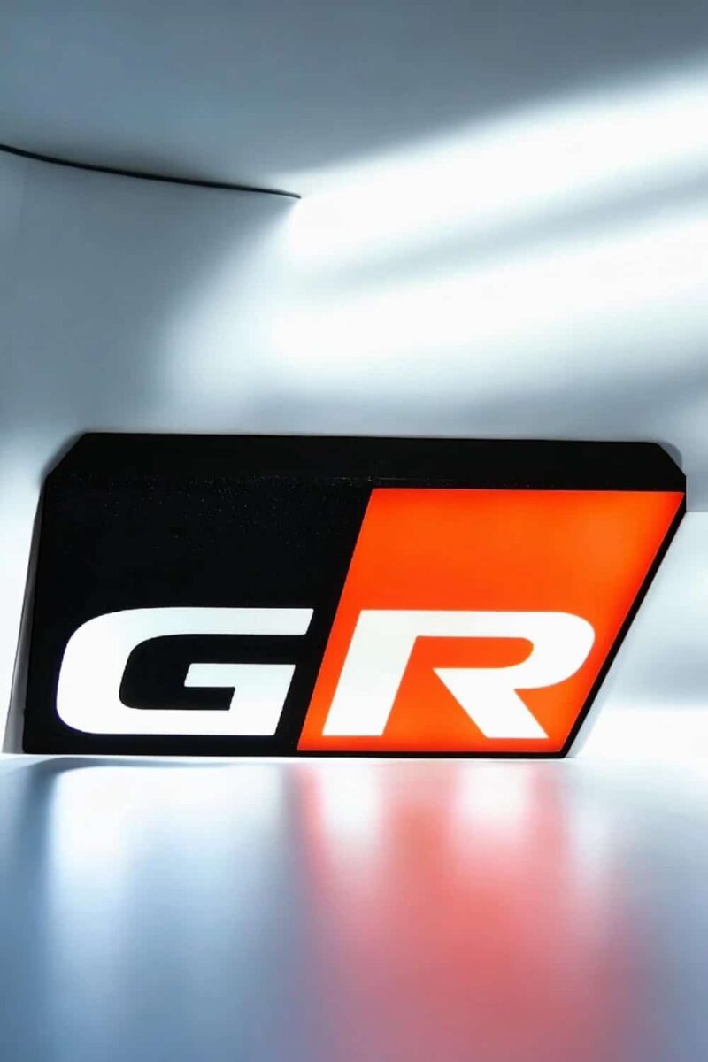 GR logo illuminated en LED avec effet lumineux, création lumineuse 3D par Infinity 3D Print, idéale pour décoration ou voitures sportives, design moderne et rétroéclairé.