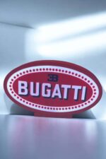 BUGATTI logo en LED lumineuse, création artistique en impression 3D, design original et personnalisable, idéale pour décoration intérieure ou événementiel, fabrication sur mesure par Infinity 3D Print.