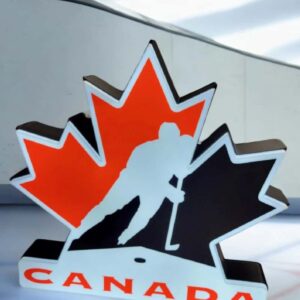Lampe LED en forme de feuille d'érable avec silhouette de joueur de hockey et décoration "Canada" en dessous, création lumineuse 3D.