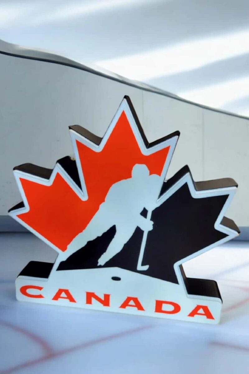 Lampe LED en forme de feuille d'érable avec silhouette de joueur de hockey et décoration "Canada" en dessous, création lumineuse 3D.