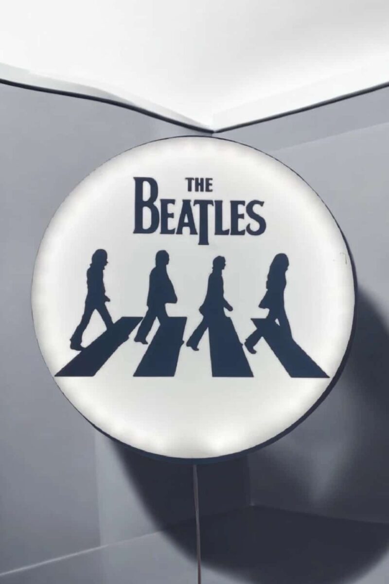 Lampe LED 3D avec image des Beatles et silhouette des membres traversant un passage piétons, création lumineuse originale et design unique, idéale pour décoration musicale ou moderne.