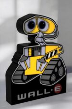 Vitrine d'une lampe LED 3D inspirée du robot WALL-E avec un design coloré et ludique, créée avec impression 3D par Infinity 3D Print.