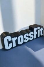 Crossfit LED sign en 3D imprimé, design moderne et lumineux, idéal pour décoration intérieure, salle de sport ou gymnase, création personnalisée en technologie d'impression 3D, disponible chez Infinity 3D Print.