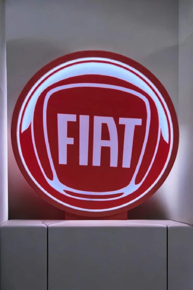 Fiat logo lumineux 3D, lampe LED innovante avec effet rétro, création personnalisée, décoration intérieure élégante, disponible chez Infinity 3D Print.
