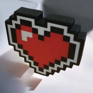 Pixel art cœur LED 3D, création lumineuse inspirée du jeu vidéo rétro, idéale pour décoration ou cadeaux originaux, fabriquée en impression 3D, sur fond blanc, mise en valeur avec éclairage doux.