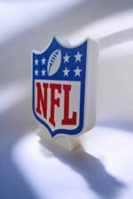 NFL logo en 3D avec éclairage LED, création lumineuse unique fabriquée par Infinity 3D Print, idéale pour décoration intérieure ou décoration d'équipe sportive.
