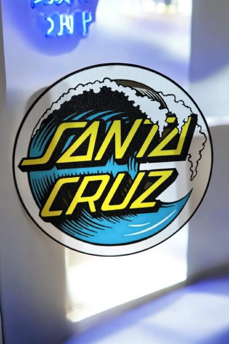 Carreau lumineuse LED avec logo "Santa Cruz" en impression 3D, éclairé par LED blanc chaud, parfait pour personnaliser votre décoration intérieure avec une touche moderne et colorée.