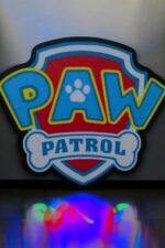Paw Patrol logo lumineux en 3D avec LED, création personnalisée, illumination colorée pour décoration enfant, idée cadeau originale, fabrication sur mesure par Infinity 3D Print.