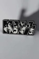 KISS logo en 3D avec éclairage LED, création lumineuse en impression 3D, décoration moderne, design stylisé noir et blanc, lampes LED innovantes, art en 3D pour intérieur ou bureau.