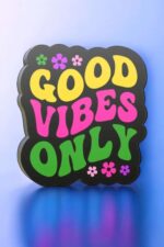 Vignette lumineuse 3D avec le message "Good Vibes Only" en couleurs vives, décorée de fleurs, idéale pour une décoration d'intérieur moderne et joyeuse, utilisant la technologie d'impression 3D.