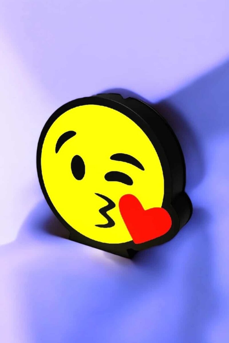 Emoji lumineux en forme de visage souriant avec un baiser et un cœur rouge, lampe LED 3D design moderne, décoration lumineuse originale, création lumineuse personnalisée pour intérieur ou cadeau.