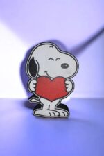 Snoopy en PVC blanc avec un cœur rouge, éclairé par une lumière LED violette, créé par Infinity 3D Print, idéal pour la décoration lumineuse et personnalisée.