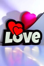 Lettres lumineuses 3D "LOVE" avec coeurs rouges, décoration LED moderne, créée par Infinity 3D Print pour une ambiance chaleureuse et romantique.