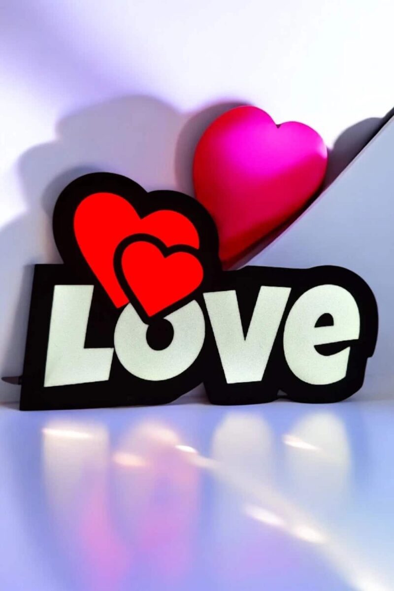 Lettres lumineuses 3D "LOVE" avec coeurs rouges, décoration LED moderne, créée par Infinity 3D Print pour une ambiance chaleureuse et romantique.
