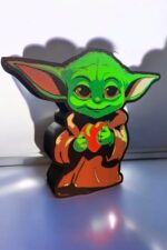 Baby Yoda en 3D lumineux avec éclairage LED, création personnalisée en impression 3D, décoration originale et originale pour un intérieur moderne.