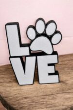 Lettres LOVE en 3D avec un motif de patte de chien, création lumineuse LED, décoration originale pour amoureux des animaux et de design moderne, fabrication artisanale en impression 3D.