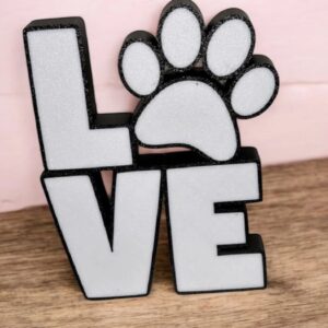 Lettres LOVE en 3D avec un motif de patte de chien, création lumineuse LED, décoration originale pour amoureux des animaux et de design moderne, fabrication artisanale en impression 3D.