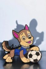 1. Figurine en bois 3D représentant un chien policier avec ballon de football, décoratif et lumineux, parfait pour la décoration intérieure ou comme cadeau original, créée par Infinity 3D Print.