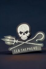 Trépied LED lumineux représentant un crâne de marin avec trident et texte "Sea Shepherd" en 3D, parfait pour décoration maritime et engagée, fabrication artisanale en impression 3D.